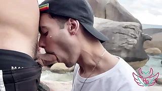 O maloca me chamou pra tr&aacute;s das pedras na praia e eu chupei gostoso o pau dele