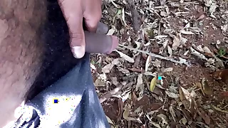 Pentelhudo mijando no Mato de pau Mole @kako fire just for fans