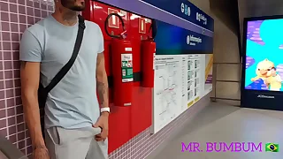 MACHO SAFADO SE EXITA NA ESTA&Ccedil;&Atilde;O DE METR0 E SE ALIVIA COM A PUTA OFERECIDA &lpar; COMPLETO NO RED E SUBSCRI&Ccedil;&Atilde;O&rpar;